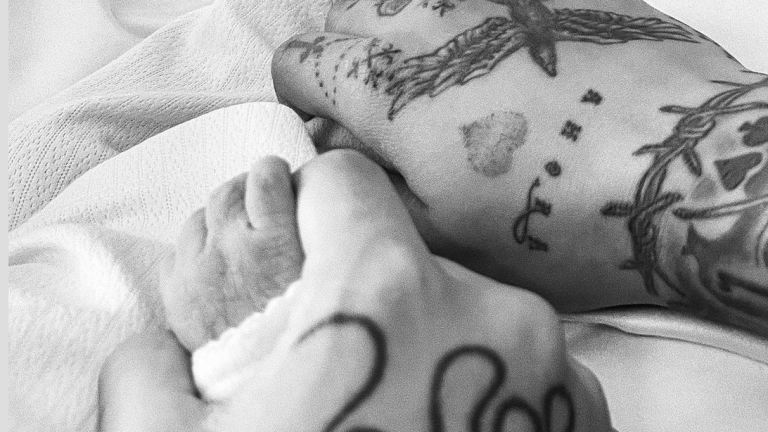 Cazzu y Christian Nodal muestran la primera foto de su bebé recién nacido.