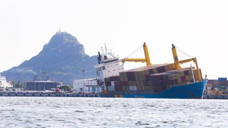 La embarcación escoró en el canal de navegación de Mazatlán desde el lunes y se espera sea estabilizado para descargarlo.