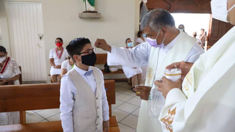 En la misa concelebrada, Rafael recibió los santos óleos de manos del Padre Jaime Aguilar.