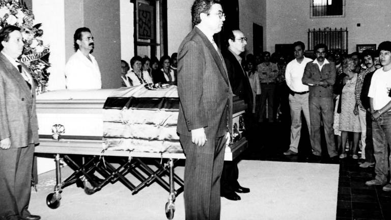 Rubén Rocha Moya, junto con funcionarios de su admninistración, en el homenaje póstumo que la UAS rindió a la cantante sinaloense.