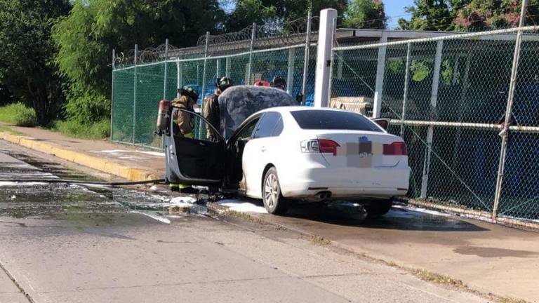 La pronta reacción del conductor y los cuerpos de emergencia evitó que el vehículo fuera consumido en su totalidad. La pronta reacción del conductor y los cuerpos de emergencia evitó que el vehículo fuera consumido en su totalidad.