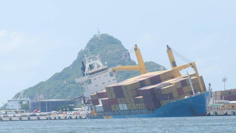 El buque carguero Chiapas Star permanece escorado en el canal de navegación de Mazatlán.