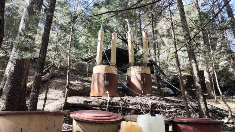 Elementos del Ejército aseguraron reactores y químicos tras desmantelar un laboratorio clandestino. Elementos del Ejército aseguraron reactores y químicos tras desmantelar un laboratorio clandestino.