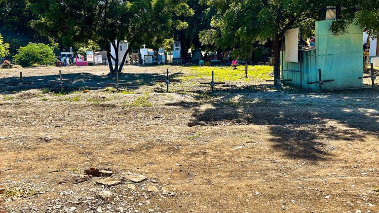 Mientras cientos de familias llenan de flores y música el Panteón 21 de Marzo en Culiacán, la fosa común permanece en silencio. Mientras cientos de familias llenan de flores y música el Panteón 21 de Marzo en Culiacán, la fosa común permanece en silencio.