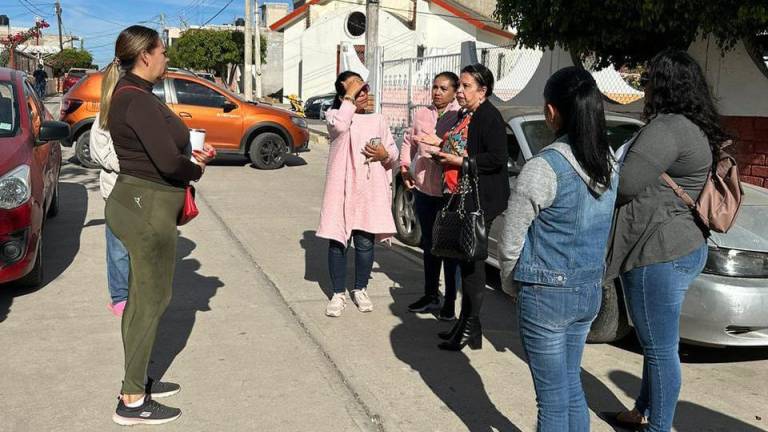 Los padres de familia llegaron a un acuerdo con autoridades educativas para levantar la toma del kínder Brígida Alfaro y permitir que haya clases el lunes.
