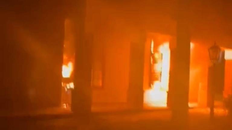 Sujetos armados prenden fuego a inmueble en La Higuerita. Sujetos armados prenden fuego a inmueble en La Higuerita.