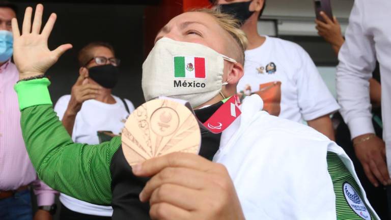 Esto no se acaba aquí, vamos a seguir trabajando: Rosa María Guerrero al llegar a Mazatlán con su bronce paralímpico