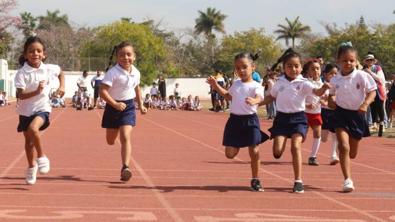 Estudiantes de preescolar viven mañana deportiva y de fiesta en la Unidad Deportiva Benito Juárez