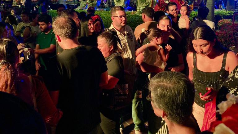 La zona de la Plazuela Machado y el Centro Histórico concentran a cientos de personas previo a la celebración de la callejoneada de Día de Muertos. La zona de la Plazuela Machado y el Centro Histórico concentran a cientos de personas previo a la celebración de la callejoneada de Día de Muertos.