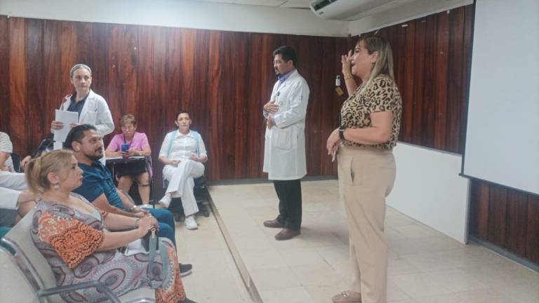 Reunión en la clínica del Issste en Mazatlán ante la falta de directivos.