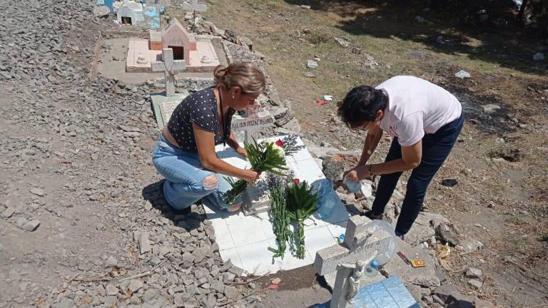 Familiares de las víctimas del trenazo de la Santa Rosa colocaron flores en los cenotafios ubicados en el lugar de la tragedia.