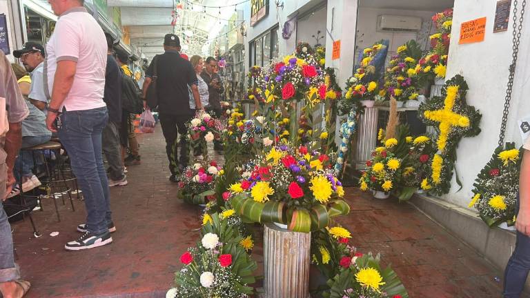 Comerciantes de flores en Culiacán reportaron pérdidas tras recibir su mercancía en mal estado por los bloqueos carreteros previos al Día de Muertos. Comerciantes de flores en Culiacán reportaron pérdidas tras recibir su mercancía en mal estado por los bloqueos carreteros previos al Día de Muertos.