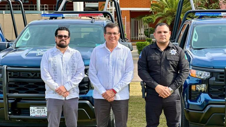 Ricardo Jenny del Rincón, Édgar González Zataráin y Jaime Othoniel Barrón Valdez, junto a las nuevas patrullas para Mazatlán.