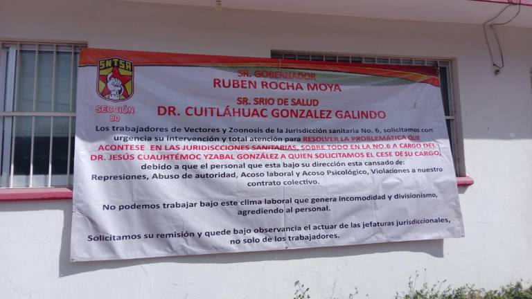 Personal de Vectores y Zoonosis dio a conocer sus demandas a través de una manta en el Centro de Salud de Rosario.