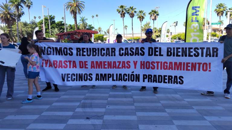 El contingente de manifestantes se apostó con pancartas y consignas dirigidas a las autoridades locales. El contingente de manifestantes se apostó con pancartas y consignas dirigidas a las autoridades locales.