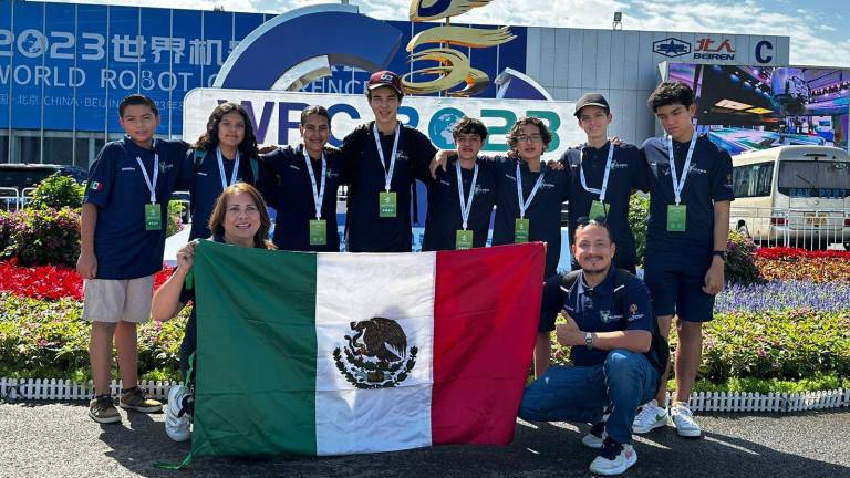 La delegación de México que participa en el World Robot Contest está integranda por alumnos y maestros del Centro Educativo Vía Reggio, de Culiacán.