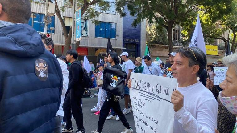 Familiares de Carlos Emilio mostraron pancartas y dieron entrevistas en la marcha realizada en la Ciudad de México. Familiares de Carlos Emilio mostraron pancartas y dieron entrevistas en la marcha realizada en la Ciudad de México.