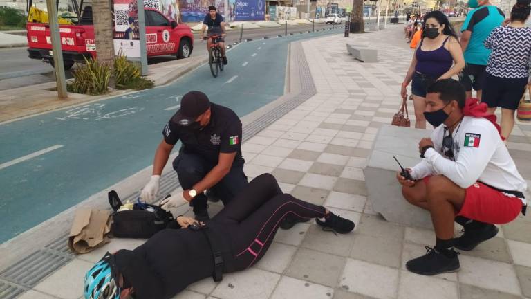 Ciclista sufre fractura de tobillo al caer por esquivar a peatones que invadieron la ciclovía en Mazatlán