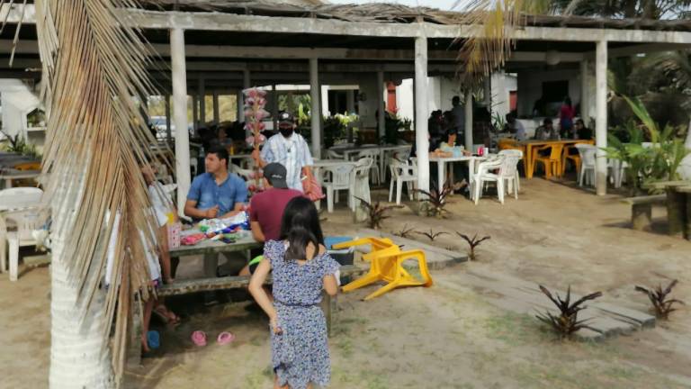 Restauranteros de playa en Rosario esperan poca afluencia en ‘días santos’