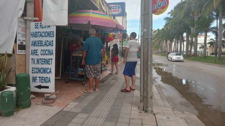 Inundaciones en la zona de Conapesca afectan a comercios en Mazatlán