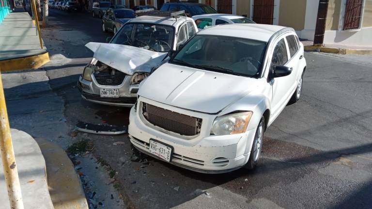 Dos automóviles chocaron en el Centro de Mazatlán; no se reportan lesionados.