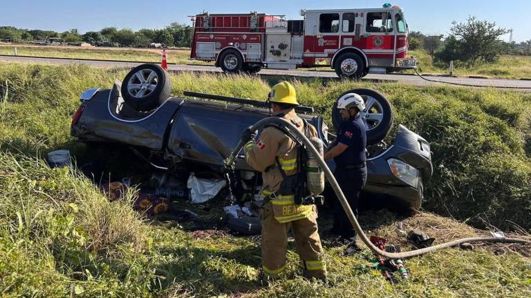 Agrupaciones de emergencia, como Bomberos Veteranos Villa Unión, prestan primeros auxilios en volcaduras en la autopista. Agrupaciones de emergencia, como Bomberos Veteranos Villa Unión, prestan primeros auxilios en volcaduras en la autopista.