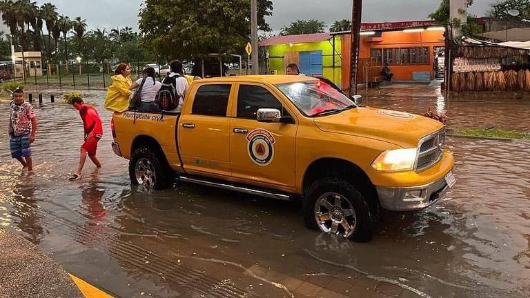 Elementos de Protección Civil auxiliaron a la población durante la tormenta registrada el viernes en Mazatlán.
