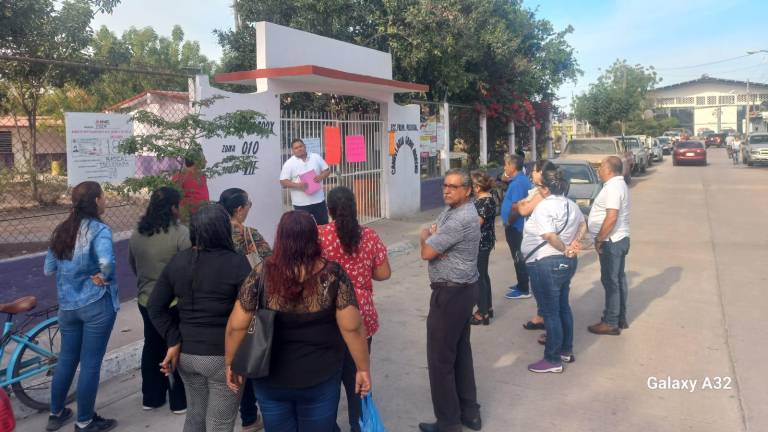 Profesor se manifiesta cerrando por dos horas primaria en Escuinapa