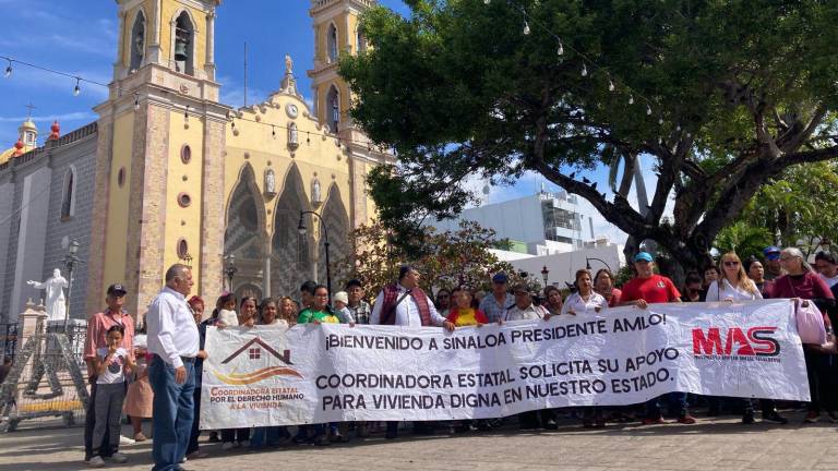Integrantes del Movimiento Amplio Social Sinaloense se plantan frente al Palacio Municipal en Mazatlán.