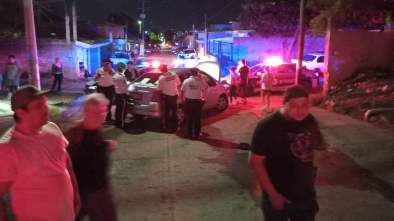 Conductor choca contra tres vehículos en Culiacán y huye