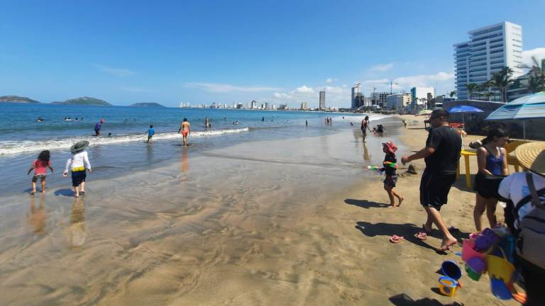 Las playas de Mazatlán registran Mar de Fondo, pero también buena afluencia de bañistas la mañana de este martes.