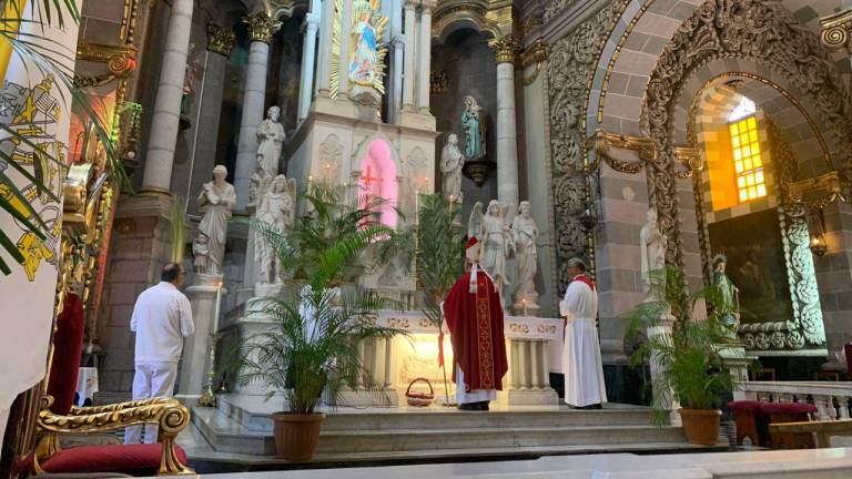 Cientos de fieles acudieron a la bendición de palmas en la Catedral de Mazatlán.