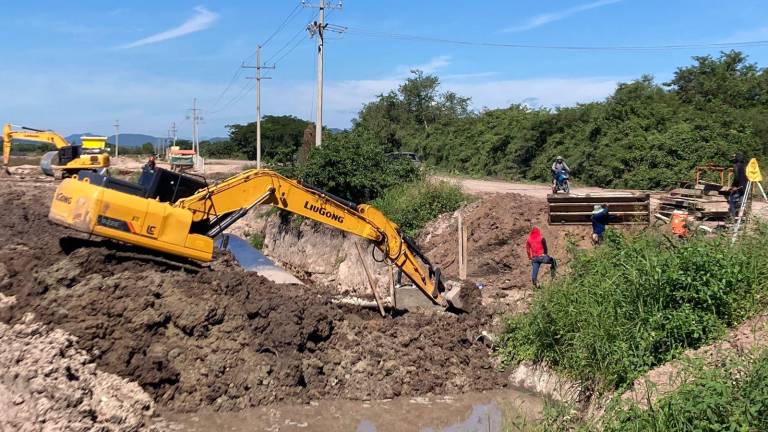 La tubería de los acueductos Baluarte-Escuinapa y Baluarte-Teacapán han tenido que ser movidos por la constructora a cargo de los trabajos de los canales.