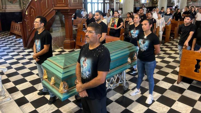 En un ambiente de melancolía despide Mazatlán a ‘El Bacho’, ícono del Carnaval porteño. En un ambiente de melancolía despide Mazatlán a ‘El Bacho’, ícono del Carnaval porteño.