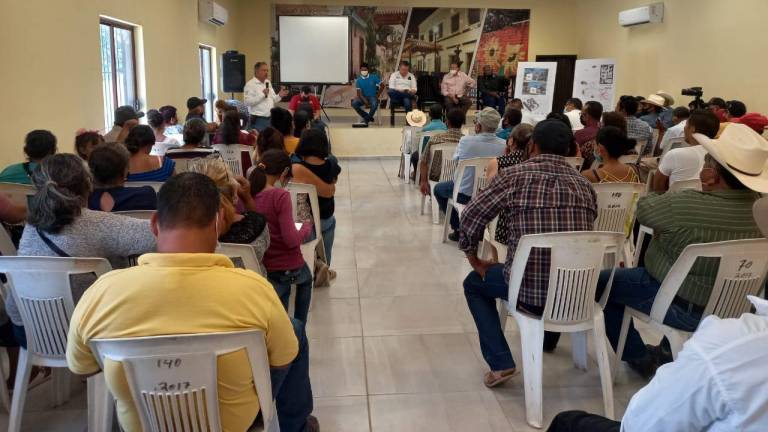 “Discuten” comuneros de Santa María con representantes de Gobierno sobre la construcción de viviendas.