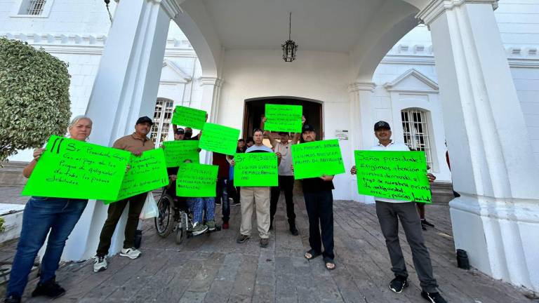 Jubilados de la Policía de Culiacán denuncian retrasos y presuntos cobros indebidos en pago de prima de antigüedad. Jubilados de la Policía de Culiacán denuncian retrasos y presuntos cobros indebidos en pago de prima de antigüedad.