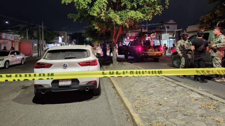 Elementos de seguridad y peritos de la Fiscalía aseguraron la calle Paseo de los Andes tras el ataque que dejó sin vida a un menor de 16 años. Elementos de seguridad y peritos de la Fiscalía aseguraron la calle Paseo de los Andes tras el ataque que dejó sin vida a un menor de 16 años.