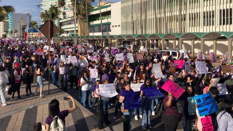 Toman mujeres paseo costero de Mazatlán para exigir seguridad