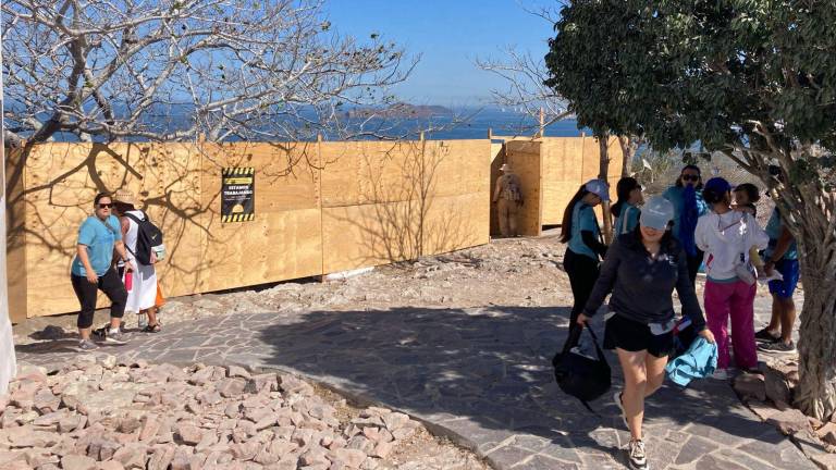 A pesar de que el Ayuntamiento de Mazatlán ha clausurado la obra, los trabajos de construcción de la tirolesa en el faro continúan.