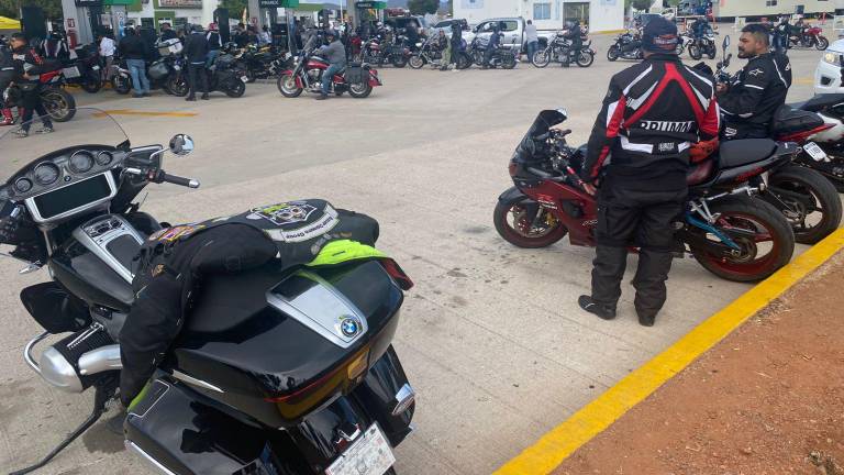 Cientos de motociclistas cargan gasolina en una estación de Villa Unión.