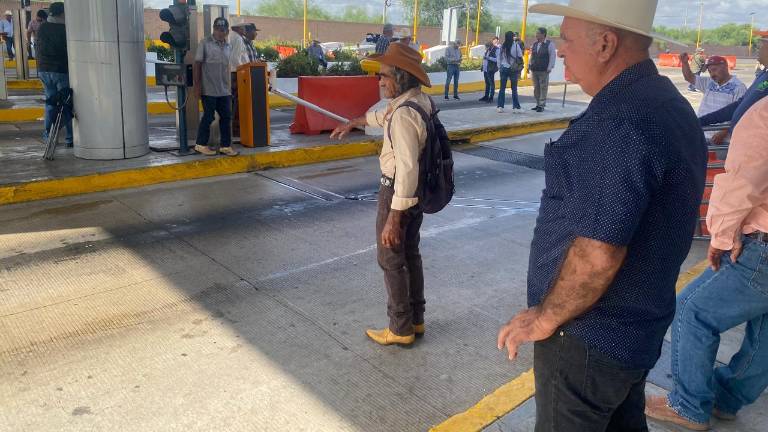 El bloqueo que se mantenía en varias casetas del norte de Sinaloa, el jueves se concentró pero más radical en la caseta Cuatro Caminos, en Guasave. El bloqueo que se mantenía en varias casetas del norte de Sinaloa, el jueves se concentró pero más radical en la caseta Cuatro Caminos, en Guasave.