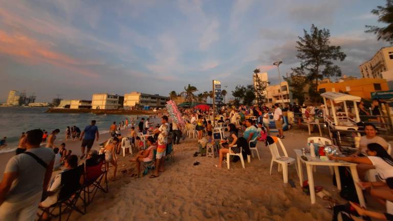 Playa Los Pinitos, un espacio familia, donde los vendedores se apropian de más metros.