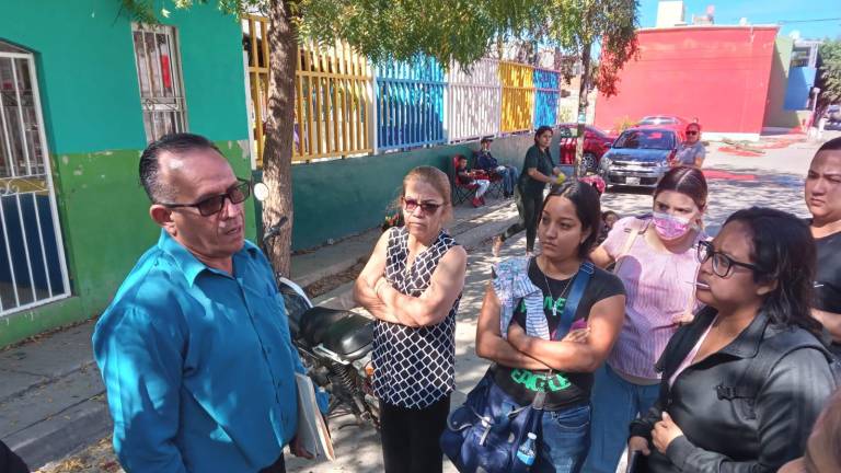 José Juan Rendón Gómez, jefe de Servicios Regionales de la SEPyC en el sur de Sinaloa, se reúne con madres de familia a las afueras del Jardín de Niños Francisco Gabilondo Soler, en el Infonavit Alarcón.