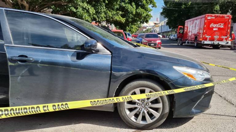 Un auto presentó impacto de bala tras el asalto violento registrado al mediodía de este sábado en la colonia Jorge Almada.