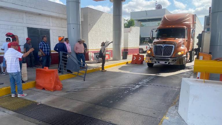 Productores agrícolas en la caseta Cuatro Caminos de Guasave. Productores agrícolas en la caseta Cuatro Caminos de Guasave.