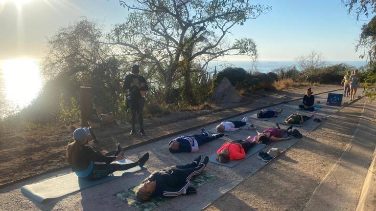 Este 8 de enero, personas acudieron al faro de Mazatlán a participar en la clase de yoga impartida por la instructora Laura Graef.