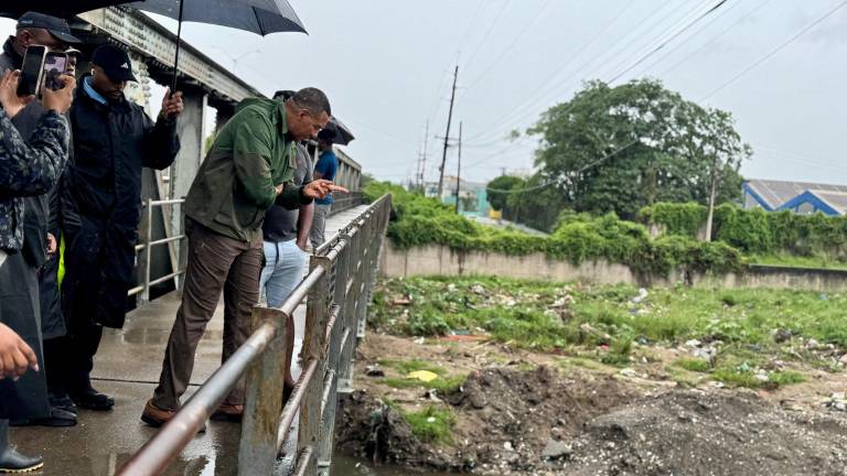 El Primer Ministro de Jamaica, Andrew Holness, recorre zonas consideradas vulnerables ante el impacto del huracán Melissa. El Primer Ministro de Jamaica, Andrew Holness, recorre zonas consideradas vulnerables ante el impacto del huracán Melissa.