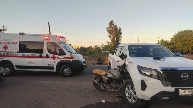 La motocicleta terminó incrustrada en un costado de la camioneta tras el choque registrado este sábado en Los Mochis. La motocicleta terminó incrustrada en un costado de la camioneta tras el choque registrado este sábado en Los Mochis.