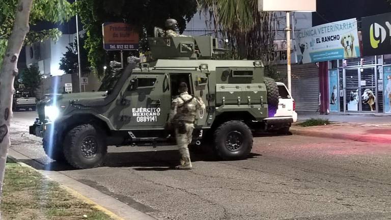 Los cuerpos de los 13 abatidos, aún sin identificar, permanecen en la funeraria Sedano en Guasave, bajo custodia federal. Los cuerpos de los 13 abatidos, aún sin identificar, permanecen en la funeraria Sedano en Guasave, bajo custodia federal.