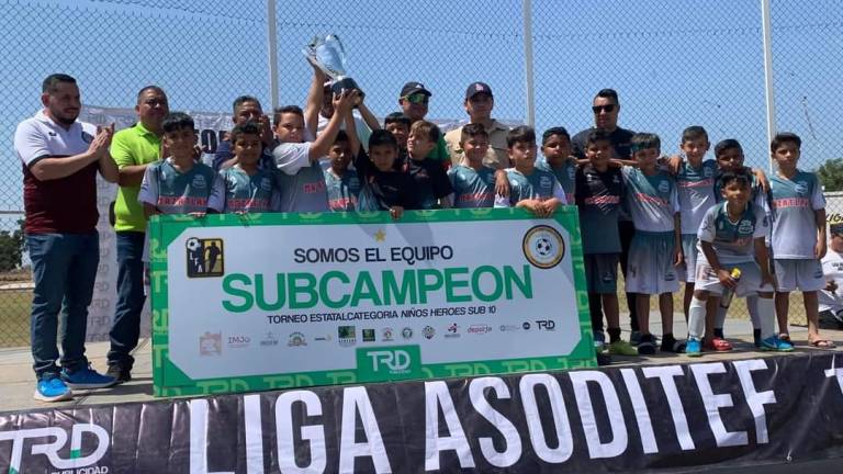 La Selección Mazatlán Imdem levanta su trofeo de subcampeón.